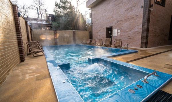 Grace Assara /    3*. , . 